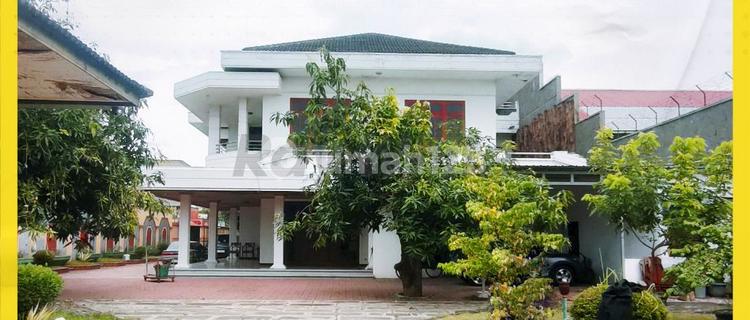 Grand House on Jl. Perintis Kemerdekaan, Laweyan, Hook 2 Jalan 1