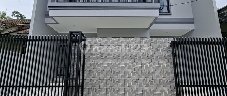 Luxury House for Quick Sale, Highly Strategic Location 1