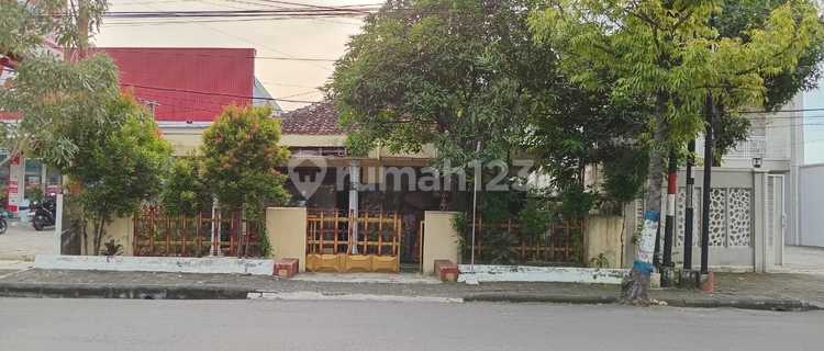 Dijual Rumah Vintage Hitung Tanah di Ngawi 1