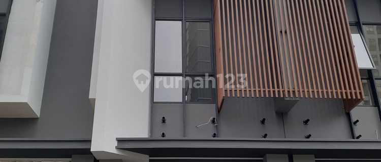 Wow Luxurious 3-Storey Shop House in Akasa BSD, Affordable Price on the Main Roadside of Akasa BSD Near BSD Toll 1