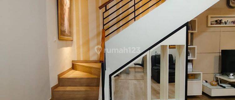 Dijual Rumah Bagus 2 Lantai Semi Furnish Full Renov di Kawasan Spring Canary Gading Serpong 1