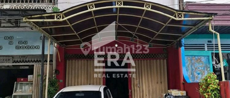 2-Story Shop House Located in Samarinda City, Suitable for Business Premises as it is Situated in a Busy Market Area 1