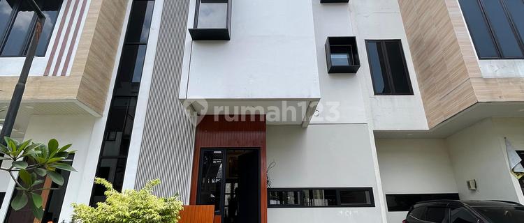 Rumah Baru 3 Lantai di Jakarta Timur 1