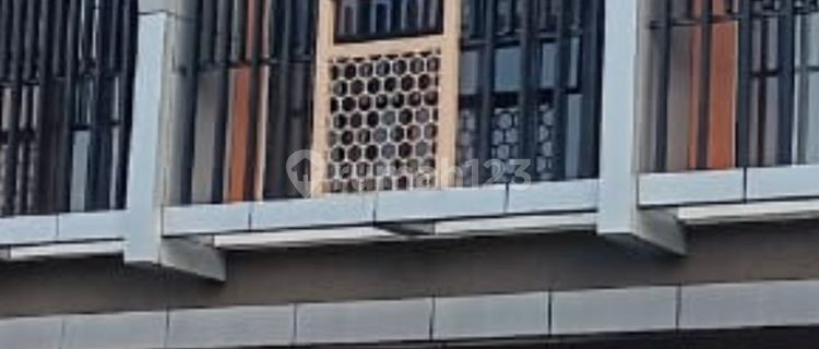 Ready-to-Use Shophouse Suitable for Business Location in Metland Cileungsi Bogor 1