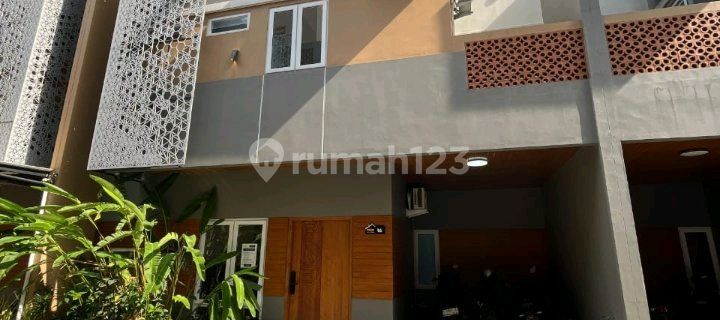 Comfortable and Lush House on the Outskirts of South Jakarta, Nice House with SHM (Freehold Title) 1