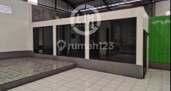 Business Building on Kedungmundu Street 1