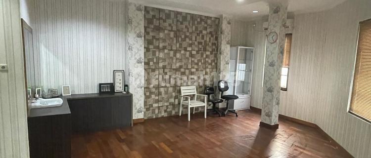 Ready-to-Use Shophouse in a Strategic Location, Negotiable 1