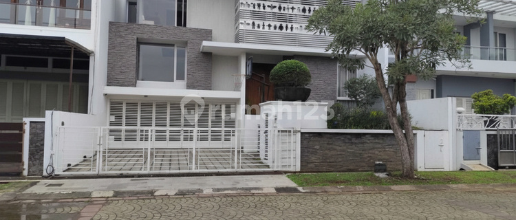 Rumah Modern. Siap Huni dan Nyaman di Candi Golf - 11210 1