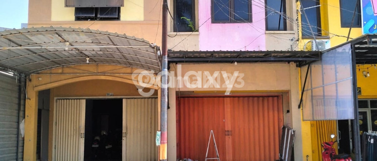 2.5-Storey Shop House on Jl Kalimantan GKB Gresik, Strategic Location 1