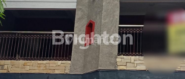 OWN IT NOW, NEW 3-STORY HOUSE, FLOOD-FREE. AESTHETIC AND INSTAGRAMABLE. SEMI-FURNISHED. 2ND FLOOR TERRACE AND 3RD FLOOR TERRACE OFFER VIEWS OF SEMARANG CITY, FEEL LIKE IN A VILLA, MAKING YOU COMFORTABLE AT HOME. AFFORDABLE PRICE. LOCATED ON MUGAS STREET, DOWNTOWN SEMARANG. FIRST COME, FIRST SERVED. 1