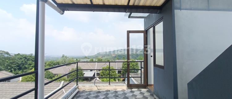 Rumah Dengan Rooftop dan Pemandangan Perbukitan 1