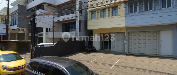 For Rent New 2½ Story Shop House in Bahu, Manado 1