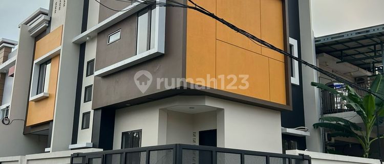 Rumah Modern Minimalis Lingkungan Nyaman Di Citra Jakarta Barat 1