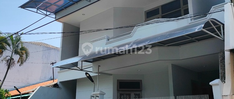 Rumah 2 Lantai Siap Huni di Gelong Baru 1