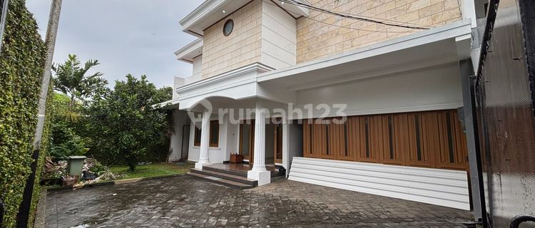 Luxury Comfortable Rental House in a Strategic Location in East Kemang, South Jakarta 1
