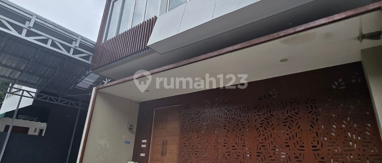 Rumah Mewah Full Furnished Siap Huni di Jalan Lompobatang 1