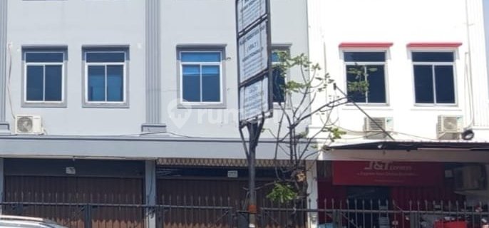 Rent a Ro-Townhouse of 3 Floors in Kedoya, West Jakarta 1