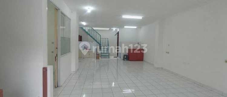 Ready-to-Occupy 2.5-Story House in Tomang, Strategic Location 1
