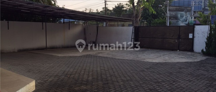 Commercial Property in the City Center with Spacious Parking 1