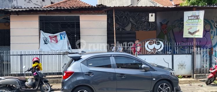 Dijyal House / Business Space in the Pleburan Area 1