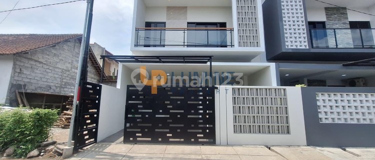 RUMAH MEWAH DESAIN FUTURISTIK 9 MENIT KE TERMINAL CONDONG CATUR 1