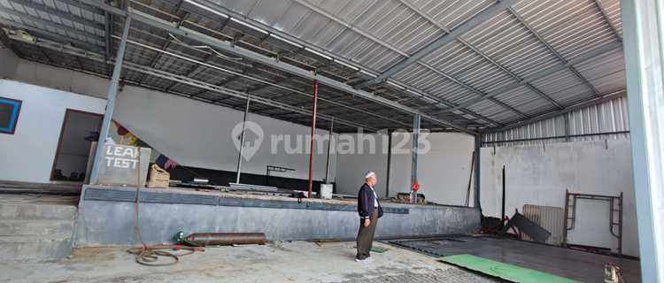 Affordable New Strategic Warehouse on a Busy Street in Semarang 1