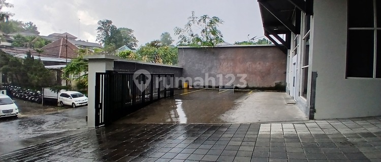 Cocok Untuk Kantoran Atau Resto Parkiran Sangat Luas 1