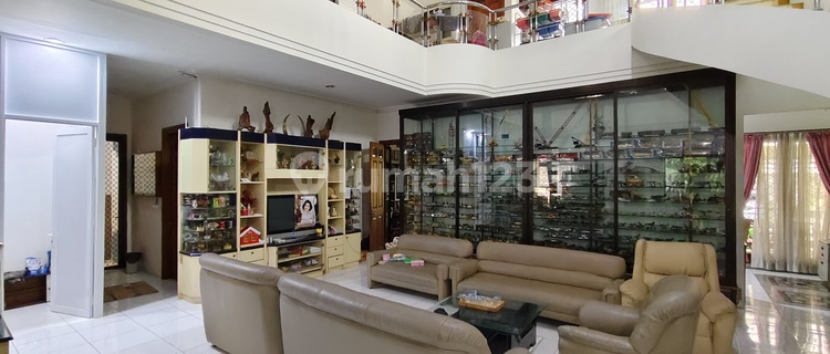 Rumah Mewah Full Furnished Dekat The Park 1