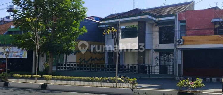 Gedung Perkantoran Showroom Tengah Kota  1