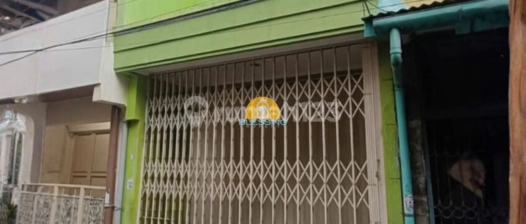 Strategic Ready-to-Use Commercial Building for Business on Pasar Baru Street 1