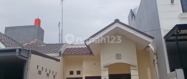 Dijual Rumah Strategis di Taman Kota Bekasi 1