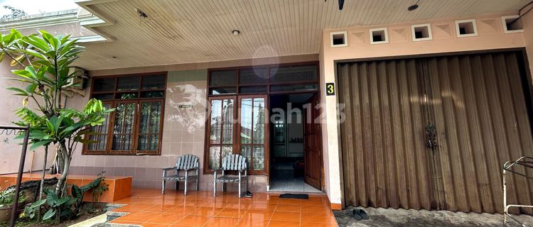 Bebas Banjir, 2 Lantai, SHM, Dekat Pusat Perbelanjaan, Siap Huni, 1