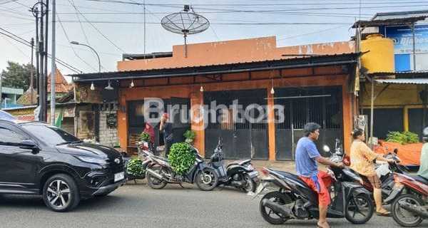 House + 2 Shops in Tuban 1