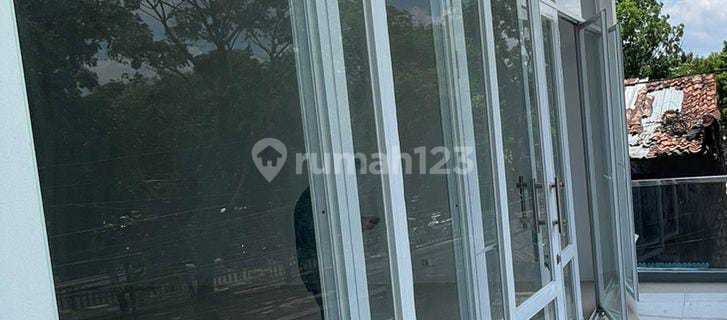 FOR RENT: 3-STORY SHOPHOUSE IN STRATEGIC LOCATION AT SURAPATI BANDUNG, CLEAN AND WELL-MAINTAINED BUILDING 1