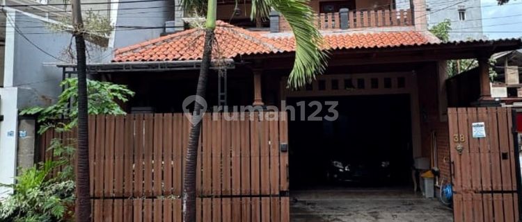 For sale, a luxurious ready-to-move-in house in a strategic location in North Jakarta. 1