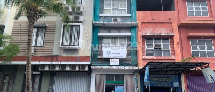 For Sale, Strategically Located Shop House in Balikpapan - Kalimantan! 1