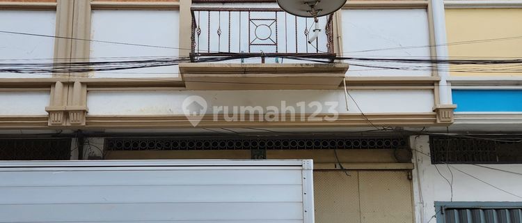 For Sale Two-Story Shop House in a Strategic Position in the Center of Makassar City, Cakalang Street 1