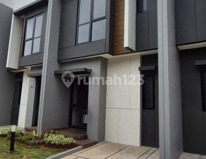 Ready-to-Occupy House for Rent at Summarecon Crown Gading - Super Strategic Location! 1
