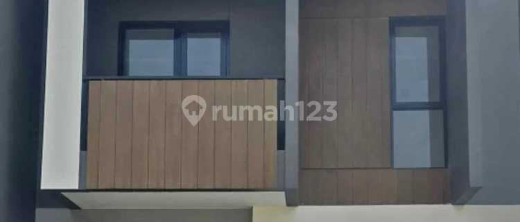 Disewakan Rumah di Summarecon Crown Gading cluster Regia 1