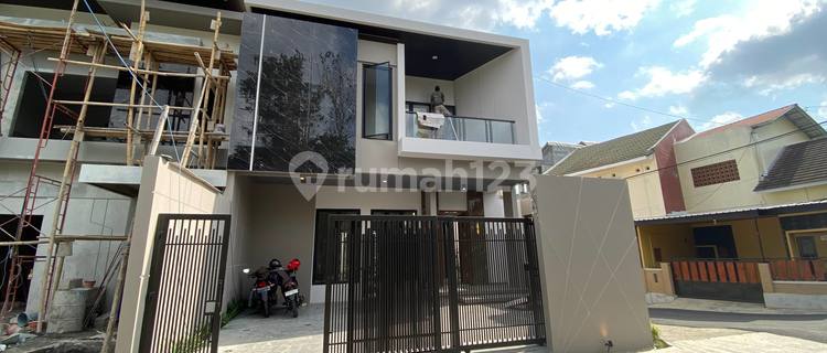 RUMAH SIAP HUNI MODERN KONTEMPORER JAKAL KM 12 POSISI HOOK JOGJA 1