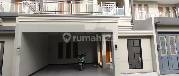 2-Storey House in a Strategic Location Near Dr. Oen Solo Baru Hospital 1