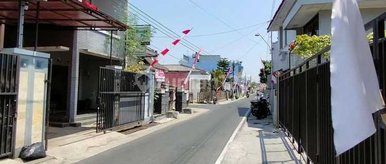 For Sale 2.5-Story House, Strategic Location Near Solo Shopping Center 1