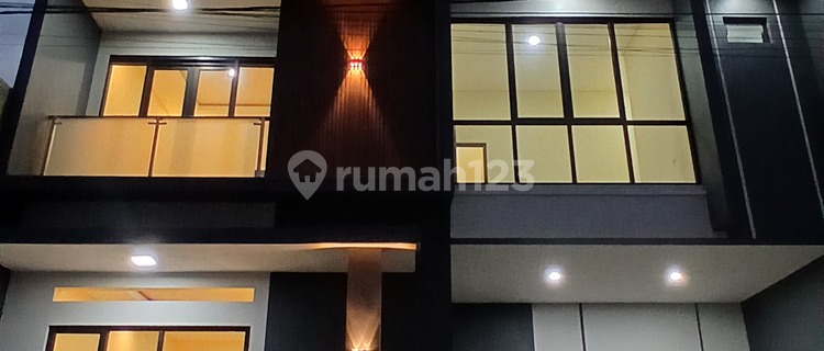 Rumah Mewah 2 Lantai Scandinavian Lokasi Strategis  1