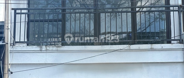 3-Story Shophouse in a Strategic Location – Jl. Nusa Kambangan 1
