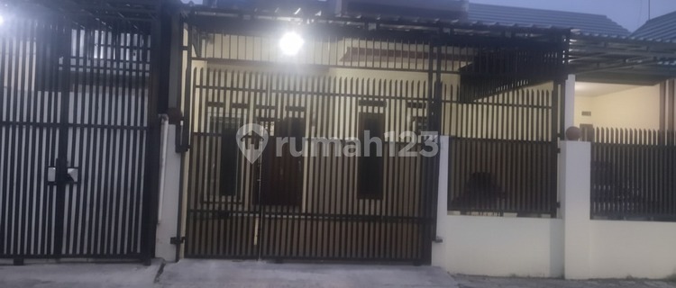 Nice Strategic House, Can be Used for Business in Pondok Ungu Permi, Bekasi. 1