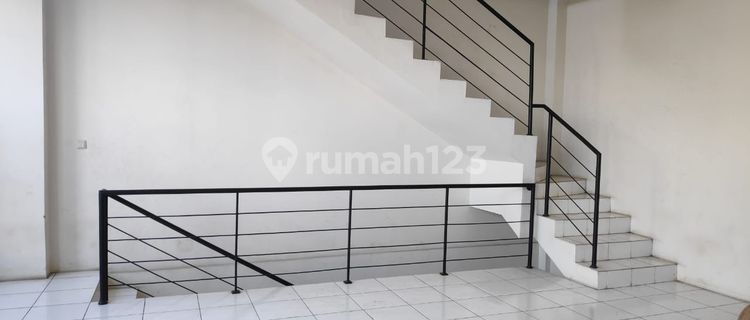 Shop House Suitable for Restaurant / Office Located in a Strategic Location 1