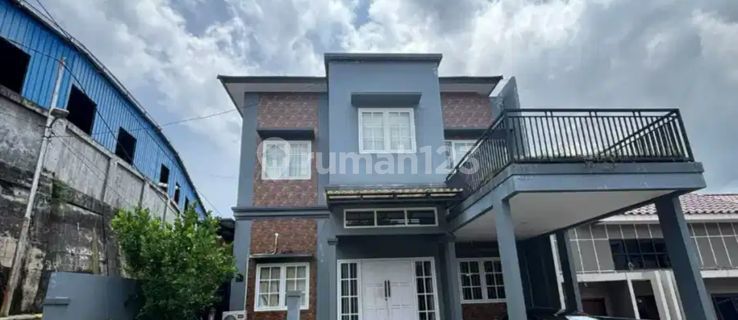 Two-Story Semi-Industrial House, Hook Position 1