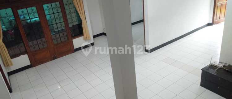 Rumah Siap Huni Semi Furnished Disewakan Dalam Cluster Yg Nyaman, Sejuk & Strategis Dekat Setra Duta 1