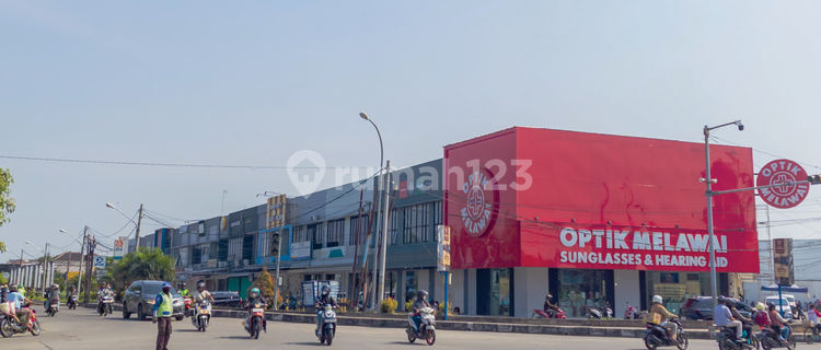 [For Rent] 2-story shop house on Kapten Tendean Street, Nusukan, Solo 1