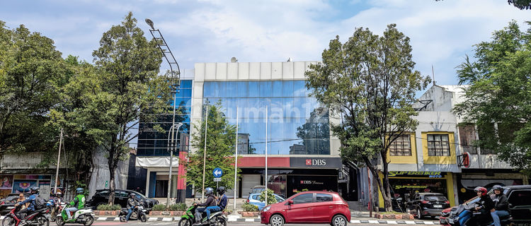 [For Rent] 3-story shophouse on Slamet Riyadi Street, Solo 1